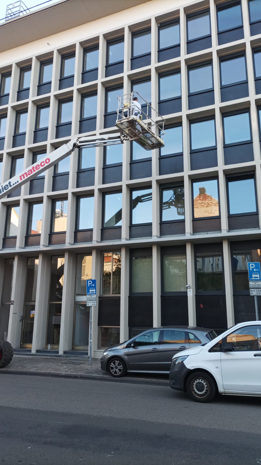 Fugenarbeiten an der mehrgeschossigen Fassade vom Arbeitskorb einer Hubarbeitsbühne aus